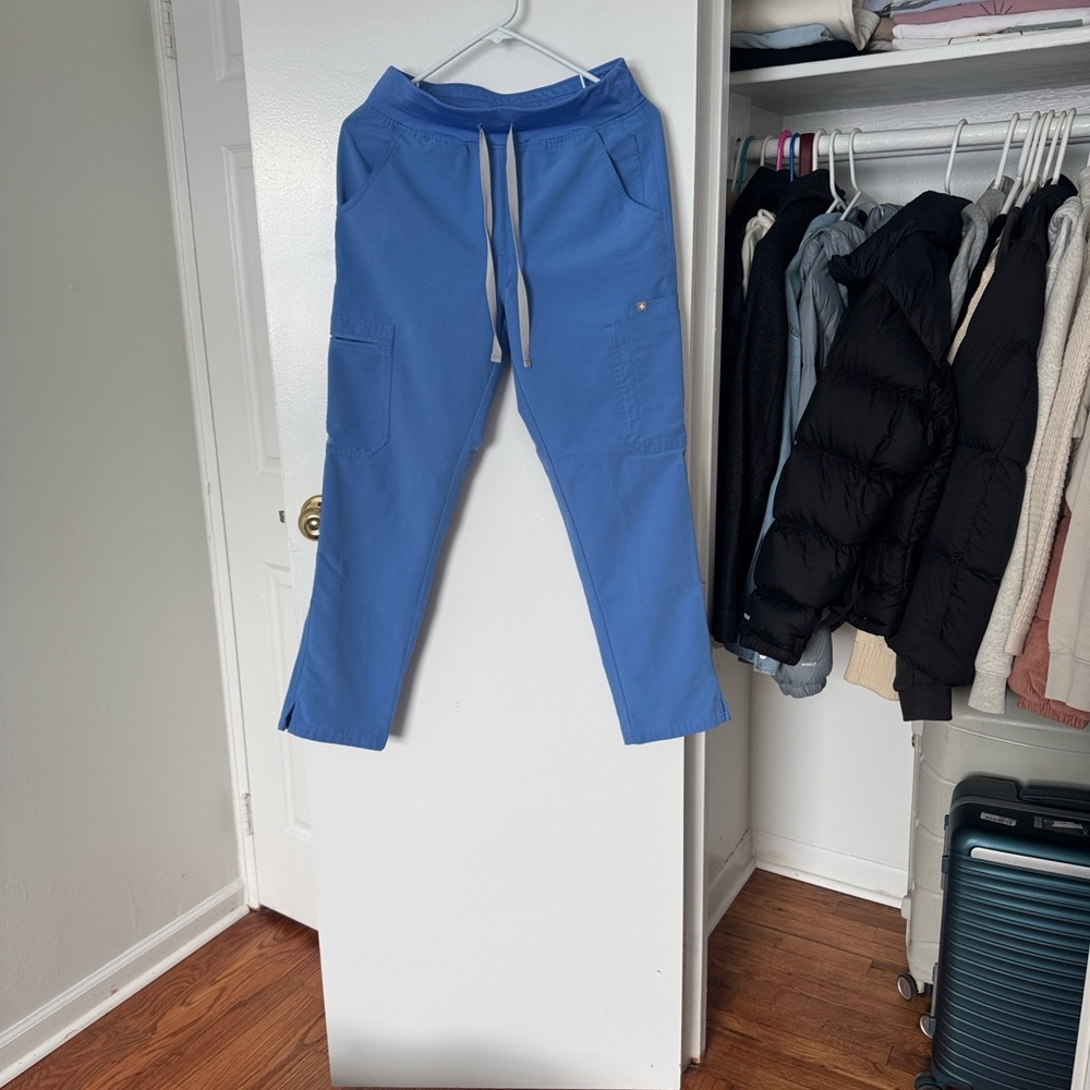 Figs Vibrant Blue Scrub Ensemble
Ceil Blue - Picture 3 of 5